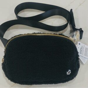 Lululemon Everywhere Fleece Crossbody Bag BLK/Gold